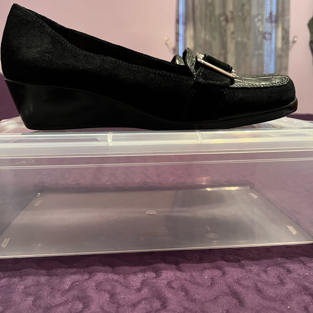 Brand new Aerosoles patent/suede wedge pump. Size 9